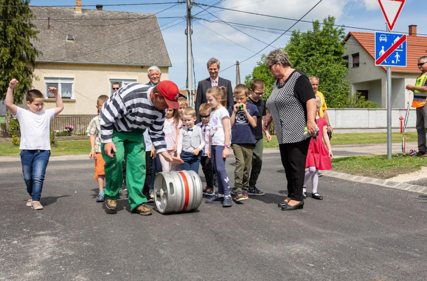 Gyopáros Alpár: mindent megteszünk azért, hogy a falvakat összekötő és a belterületi utak, járdák megfelelő minőségűek legyenek!